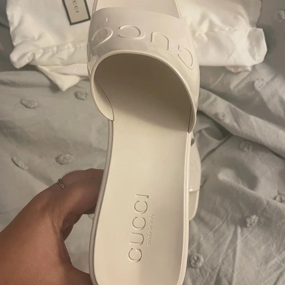 Gucci Patent Cream Logo Slide Sandals